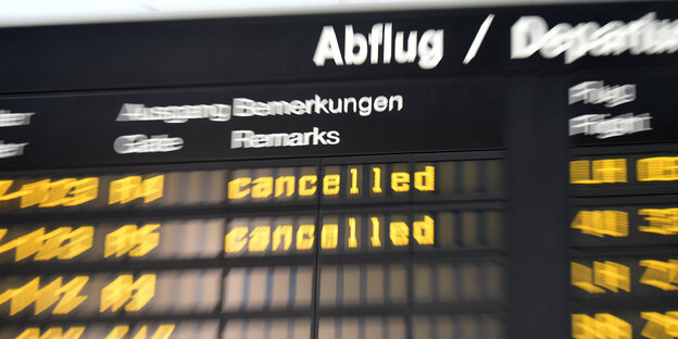 Abfluganzeige an einem Flughafen Abfluganzeige an einem Flughafen