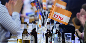 CDU Fähnchen auf einem Tisch mit Bierflaschen.