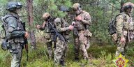 Soldaten beim Training im Wald.