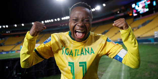 Die südafrikanische Spielerin Thembi Kgatlana jubelt in die Kamera