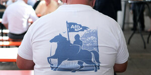 Ein Delegierter der AFD- Europawahlversammlung trägt ein T-shirt mit der Reiterfigur vom Wappen des Bördekreises mit AFD-Schriftzug