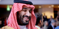 Porträt des saudischen Kronprinzen Mohammed bin Salman in traditioneller Kleidung