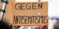 Ein Schild mit der Aufschrift "Gegen Antisemitismus"