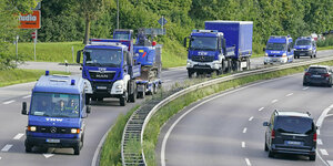 Zahlreiche Fahrzeuge verschiedener bayerischer Ortsverbände des thw fahren mit Materialien zum Brückenbau über die Autobahn