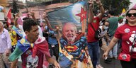 Unterstützer mit einem Transparent mit Präsident Lula Da silva als Superman.