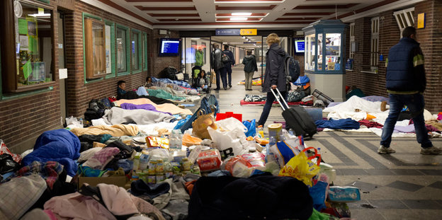 Flüchtlinge mit Schlafsäcken am Flensburger Bahnhof