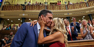 Der Spanische Ministerpräsident Sánchez, wird in einem Festsaal von der Vizepräsidentin des linken Bündnisses, Yolanda Diaz, beglückwünscht