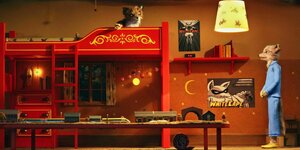 Szene aus dem Stop-Motion-Film "Fantastic Mr. Fox": Zwei Fuchgeschwister in Schlafanzügen unterhalten sich. Ein Fuchs sitzt auf einem roten Hochbett, der andere Fuchs steht neben einem Hängeregal. An der Wand hängen zwei Poster mit animierten Füchsen, auf denen steht "Whitecape".