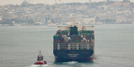 Ein mit Containern beladenes Schiff kommt in Istanbul an