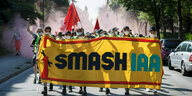 Protestierende tragen Banner mit der Aufschrift "Smash IAA"
