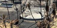 Luftbild eines verlassenen Anwesens mit leerem Swimmingpool und verbrannten Palmen
