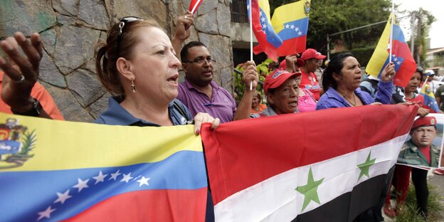 Menschen mit syrischer und venezolanischer Flagge vor der syrischen Botschaft in Caracas Menschen mit syrischer und venezolanischer Flagge vor der syrischen Botschaft in Caracas