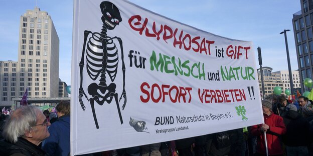 Ein Plakat auf einer Demo, auf dem steht: „Glyphosat ist Gift für Mensch und Natur. Sofort verbieten.“ Ein Plakat auf einer Demo, auf dem steht: „Glyphosat ist Gift für Mensch und Natur. Sofort verbieten.“