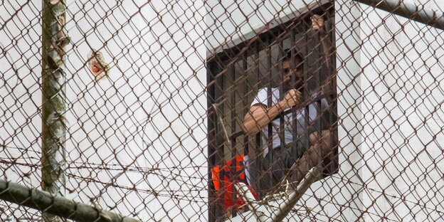 Leopoldo López schaut aus einem Gefängnisfenster heraus. Leopoldo López schaut aus einem Gefängnisfenster heraus.