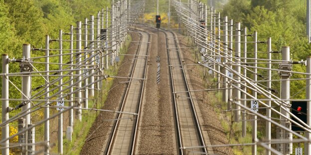 Schienen und Oberleitungen Schienen und Oberleitungen