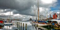 Dunkle Wolken hängen über dem Flensburger Hafen.