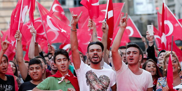 Türkische Nationalisten mit Flaggen auf einer Demo in Istanbul. Türkische Nationalisten mit Flaggen auf einer Demo in Istanbul.