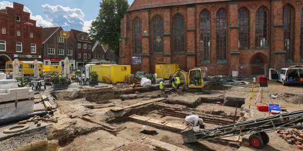 Mitarbeiter des Archäologischen Museums Hamburg nehmen auf dem Kirchvorplatz der St. Marien Kirche in Winsen Grabungen vor.