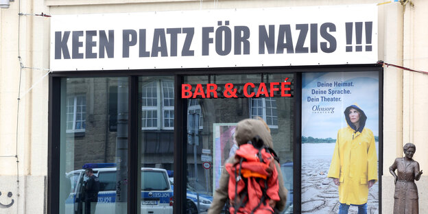 Anti-Nazi-Statement über dem Eingang des Hamburger Ohnsorg-Theaters Anti-Nazi-Statement über dem Eingang des Hamburger Ohnsorg-Theaters