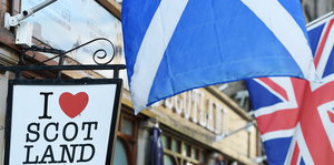 Die Schottische Flagge weht neben der von Großbritannien vor einem Lokal in Edinburgh