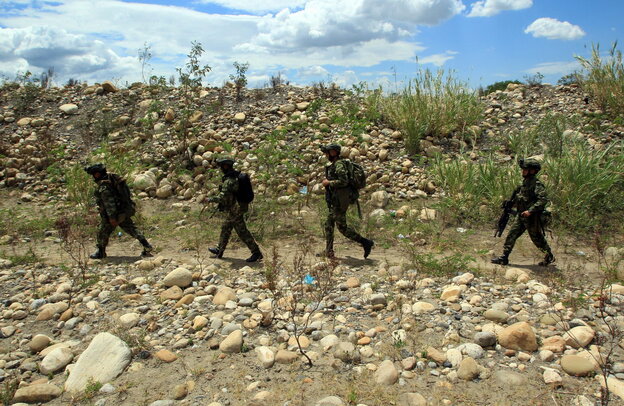 Vier Soldaten laufen Streife an der Grenze. Vier Soldaten laufen Streife an der Grenze.