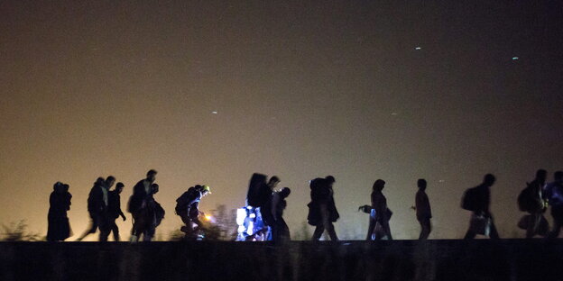 Eine Gruppe von Flüchtenden in der Nacht. Eine Gruppe von Flüchtenden in der Nacht.