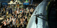 Gedränge auf dem Bahnsteig: Fahrgäste steigen an einem Fernverkehrs Bahnsteig auf dem Hamburger Hauptbahnhof in einen Zug