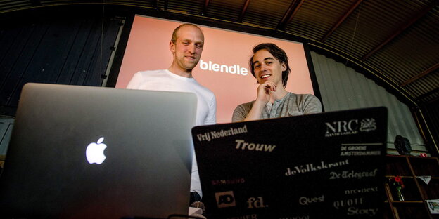 Blendle-Gründer stehen vor zwei Laptops Blendle-Gründer stehen vor zwei Laptops