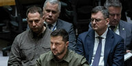 Wolodymyr Selenskij sitzt in grünem Hemd an einem Tisch des UN-Sicherheitsrats, vor sich ein Mikrofon