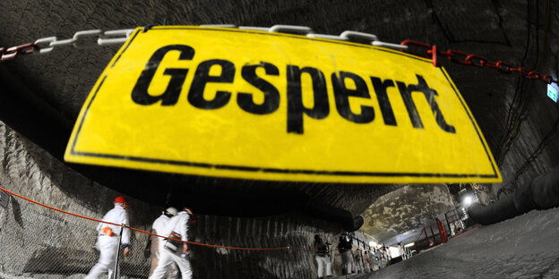 Ein „Gesperrt“-Schild am Eingang des Versuchsendlagers Asse Ein „Gesperrt“-Schild am Eingang des Versuchsendlagers Asse