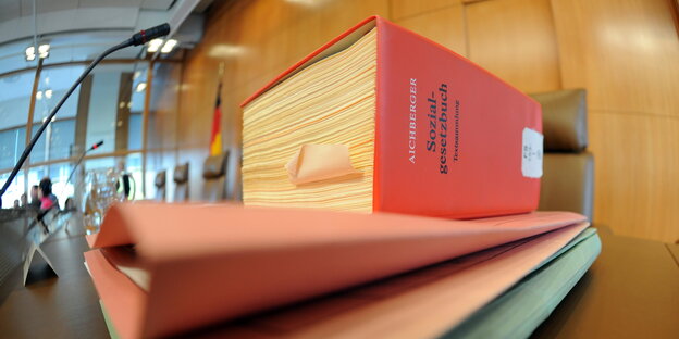 Sozialgesetzbuch auf Akten in Gericht Sozialgesetzbuch auf Akten in Gericht