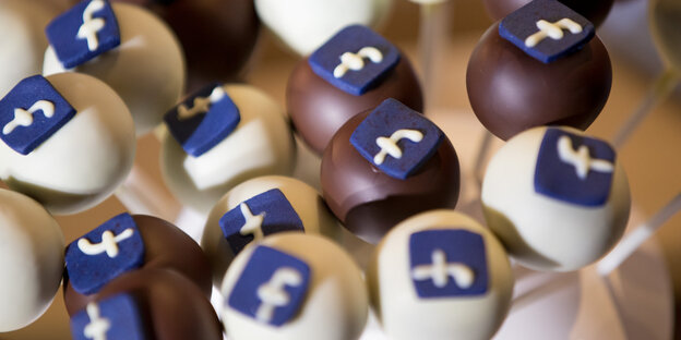 Schokoladenlollies mit Facebook-Logo Schokoladenlollies mit Facebook-Logo