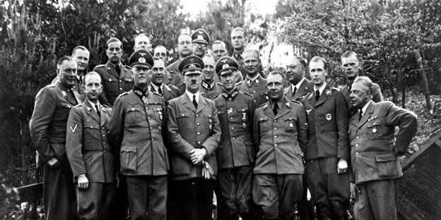 Nazis posieren in einem Gruppenfoto Nazis posieren in einem Gruppenfoto