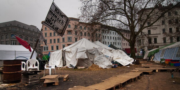 Zelte auf den Oranienplatz in Berlin-Kreuzberg Zelte auf den Oranienplatz in Berlin-Kreuzberg