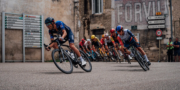 Radsportler in einer französischen Kleinstadt