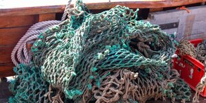 Ein Haufen alter Netze auf einem Boot