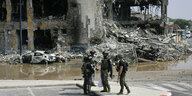 Israelische Polizisten stehen vor einer zerstörten Polizeistation
