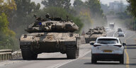 Panzer auf einer Straße zwischen Pkws.