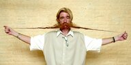 Der beligische Friseur Piet Satter zeigt seinen 1,95 Meter langen Schnurbart