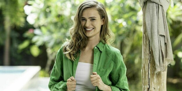 Porträtaufnahme einer blonden Frau im grünen Hemd