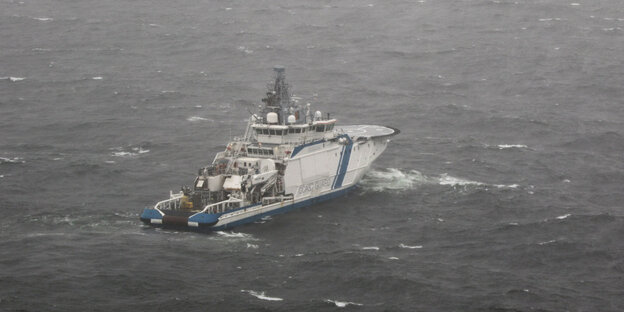 Schiff der finnischen Küstenwache in stürmischer See.