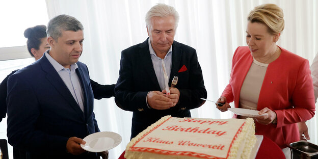 Das Foto zeigt Exregierungschef Klaus Wowereit mit den SPD-Landesvorsitzenden Raed Saleh und Franziska Giffey.