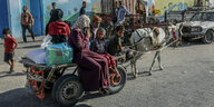 Eine palästinensische Familie im Gazastreifen per Eselswagen auf der Flucht nach Süden