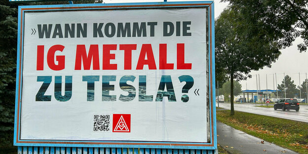 Wann kommt die IG-Metall zu Tesla?, steht auf einem großen Plakat an einer Straße.