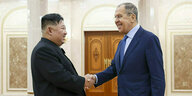 Russlands Außenminister Sergej Lawrow schüttelt Kim Jong Un die Hand