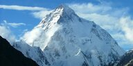 Das Foto zeigt den schneebedeckten Gipfel des Bergs K2 im Himalaya.