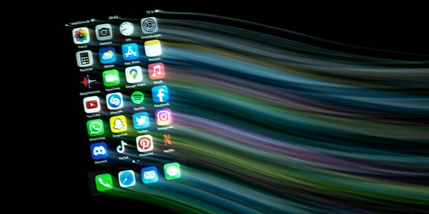 Die leuchtenden Icons von Apps auf dem Display eines Smartphones, die Apps zeigen eine Leuchtspur