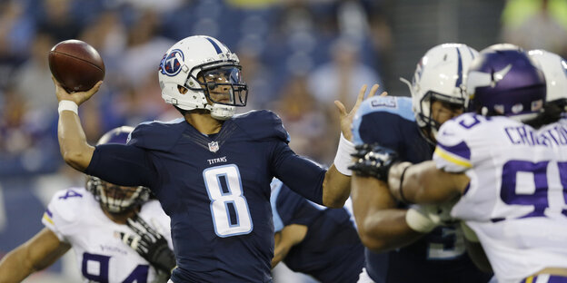 Quarterback Marcus Mariota beim Wurf. Quarterback Marcus Mariota beim Wurf.