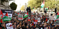 Viele Demonstrantinnen mit Palästina-Fahnen auf einer Straße in London