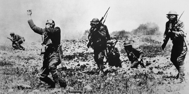 Soldaten auf dem Schlachtfeld Soldaten auf dem Schlachtfeld